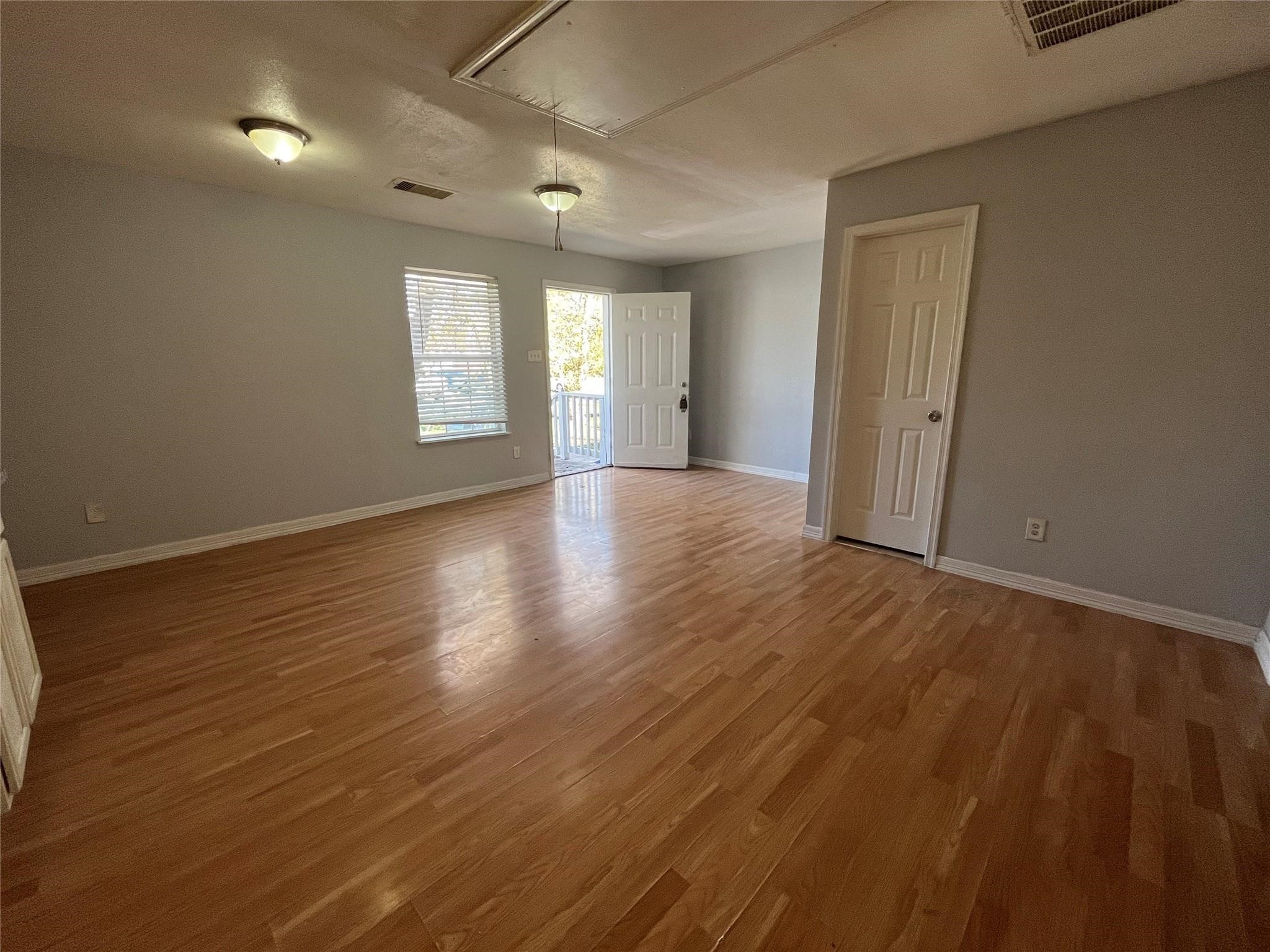 5142 Higgins Street, Unit B Houston, TX 77033 - Photo 4 of 9
