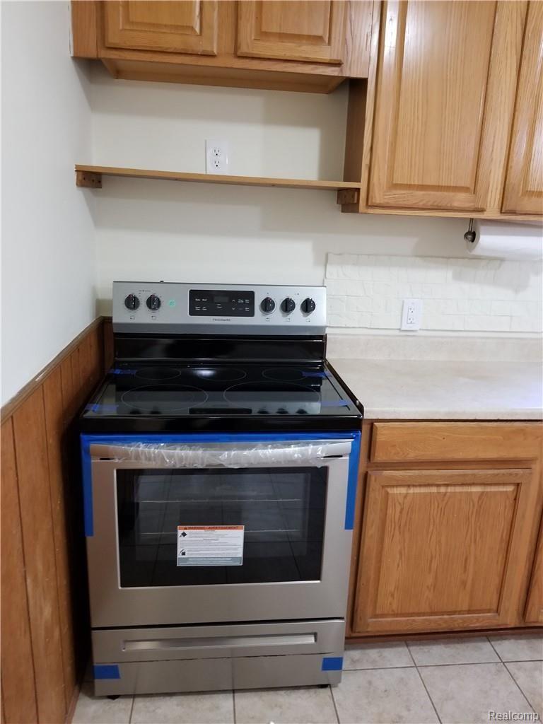 2923 East Square Lake Road Troy, MI 48085 - Photo 12 of 21 Closeup of Newer Electric Stove.......