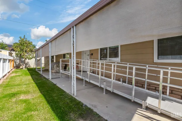 a view of an house with backyard porch and garden