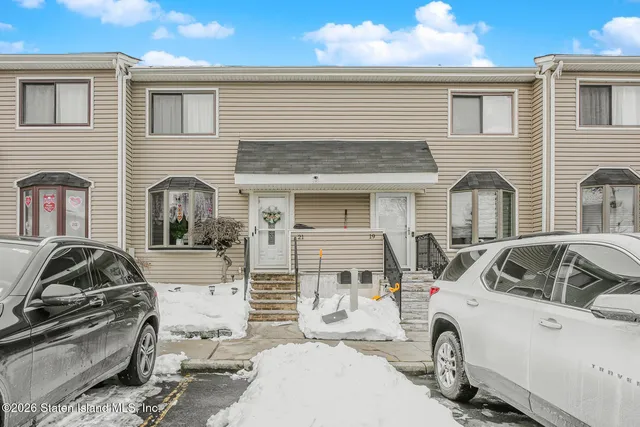 $689,999 | 21 Wood Court | Rossville