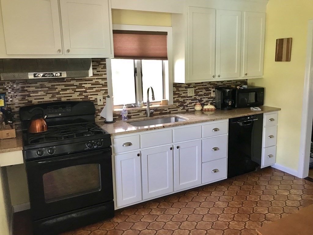 69 Redden Road Springfield, MA 01119 - Photo 3 of 28