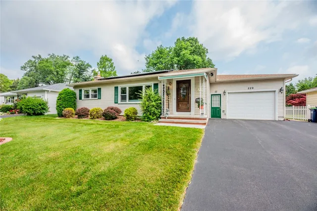 $179,900 | 229 Angelus Drive, Irondequoit, NY 14622