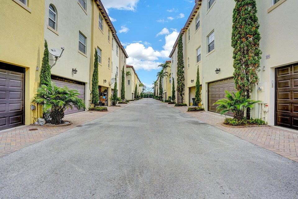 56 Via Floresta Drive, Unit 56 Boca Raton, FL 33487 - Photo 3 of 35 20240129214926930570000000-o