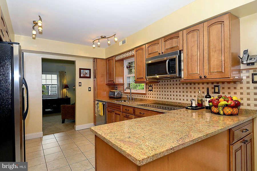 12507 Cedarbrook Lane Laurel, MD 20708 - Photo 12 of 30 Kitchen / Designer Track Lighting / Artisan Tile