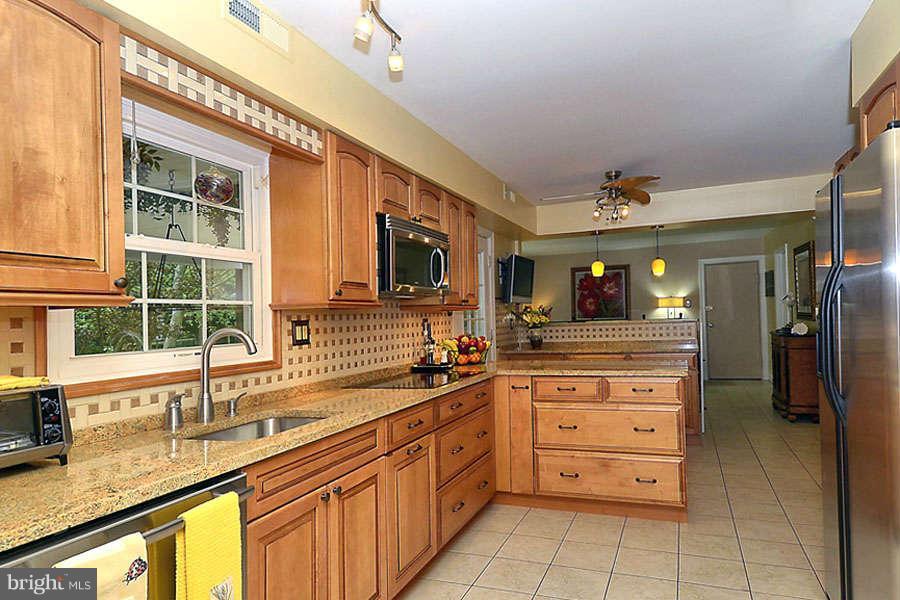 12507 Cedarbrook Lane Laurel, MD 20708 - Photo 13 of 30 Stainless Appliances / Granite Counters