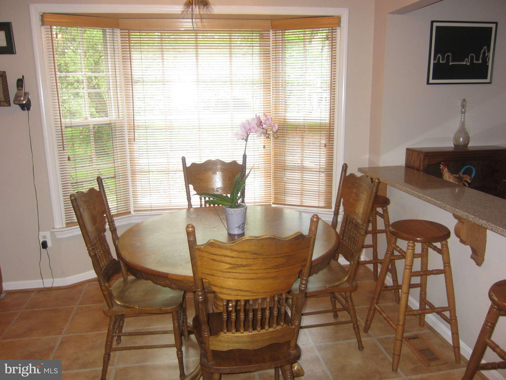 Kitchen bay window and table space