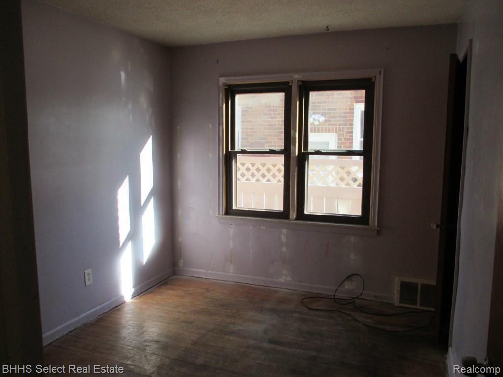 24431 Ross Street Dearborn, MI 48124 - Photo 10 of 26 020.jpg