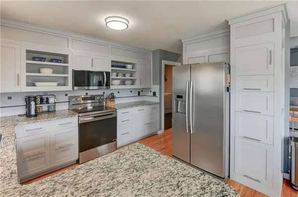 $524,900 | 632 Southwest Lakeview Drive, Grain Valley, MO 64029