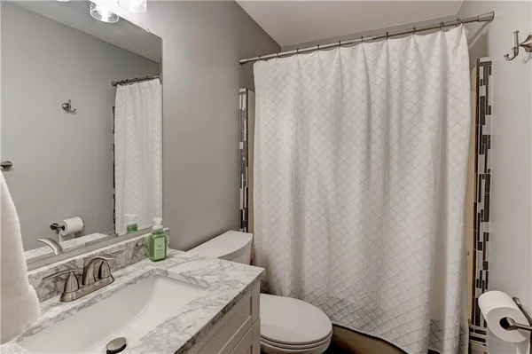 $524,900 | 632 Southwest Lakeview Drive, Grain Valley, MO 64029