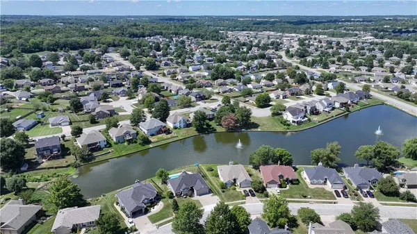 $524,900 | 632 Southwest Lakeview Drive, Grain Valley, MO 64029