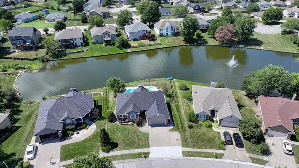 $524,900 | 632 Southwest Lakeview Drive, Grain Valley, MO 64029