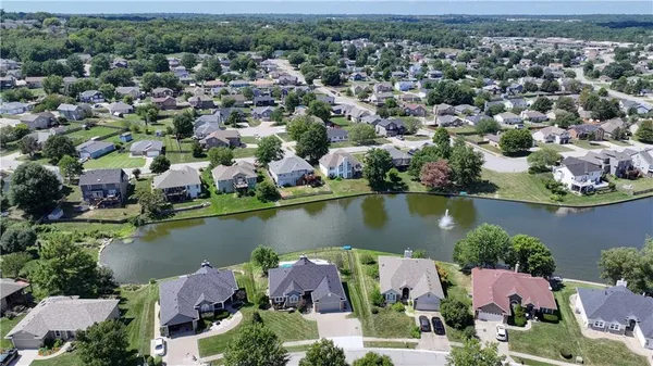 $524,900 | 632 Southwest Lakeview Drive, Grain Valley, MO 64029