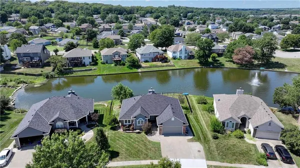 $524,900 | 632 Southwest Lakeview Drive, Grain Valley, MO 64029