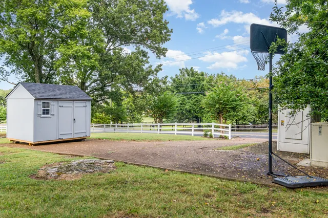 a view of a yard with a house