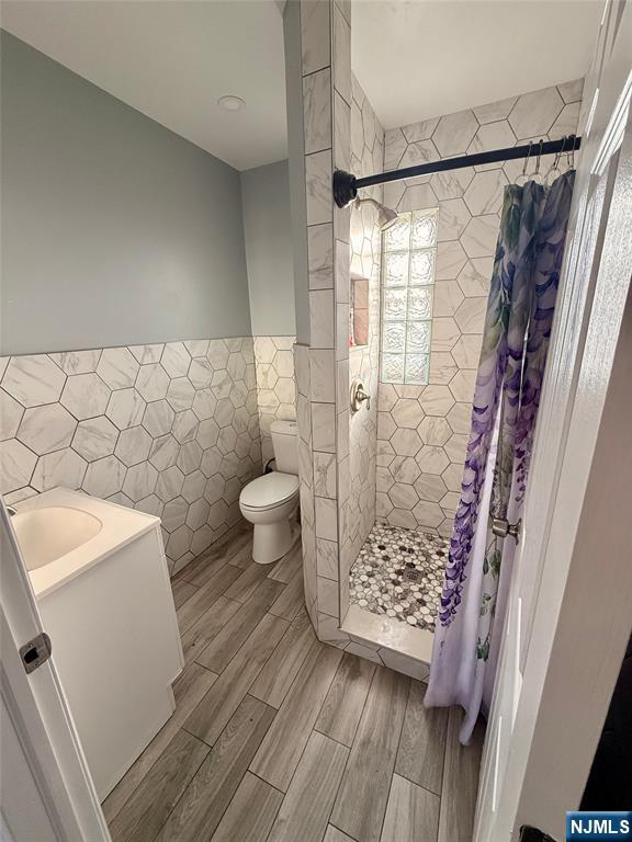 86 Hunter Street Lodi, NJ 07644 - Photo 8 of 15 a bathroom with a sink toilet and shower