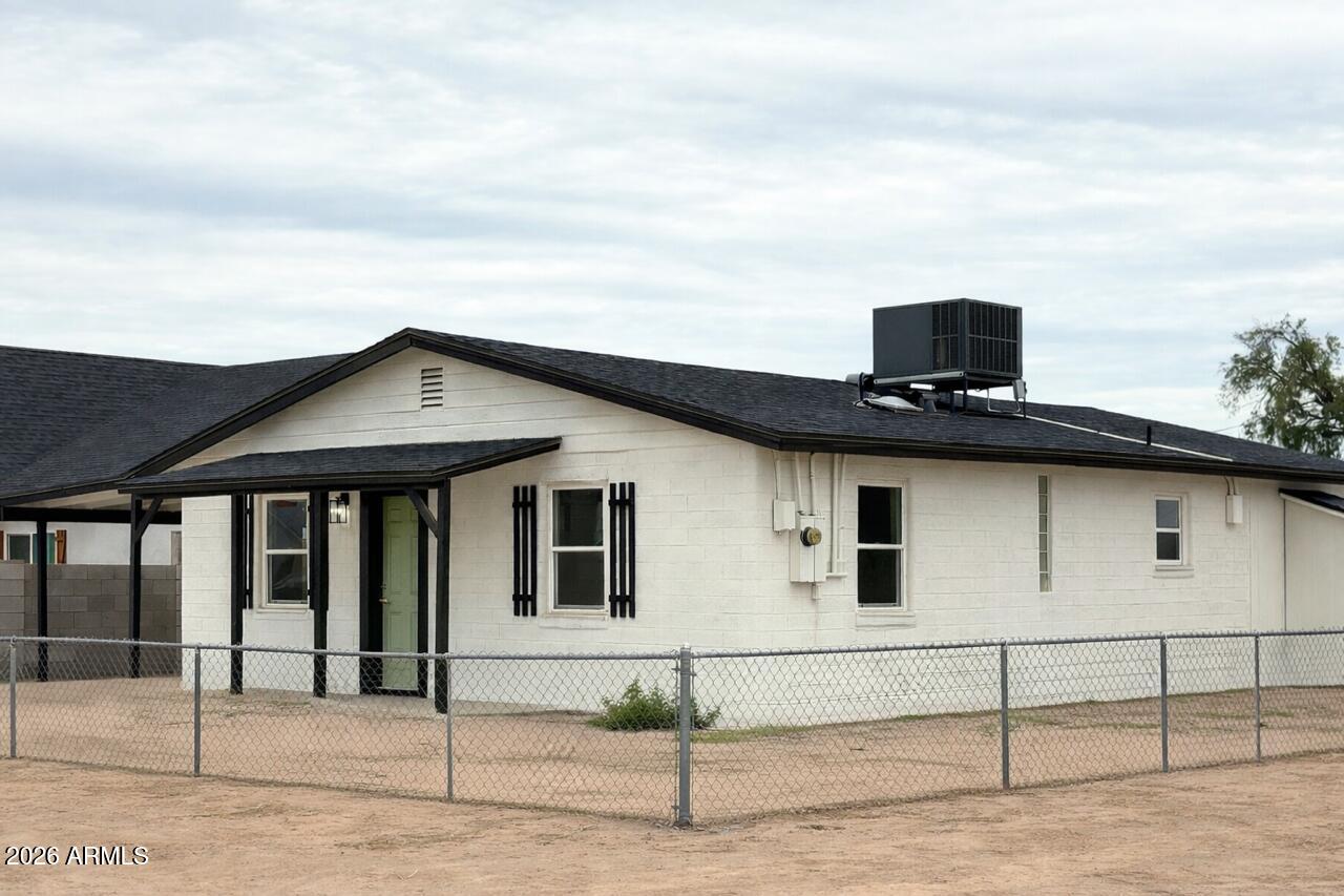 175 South Matilda Street Florence, AZ 85132 - Photo 3 of 16 a front view of a house with garage