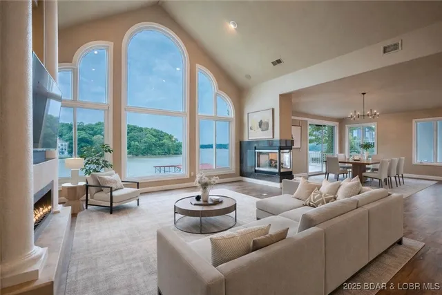 $1,299,000 | 825 Grand View Drive, Sunrise Beach, MO 65079