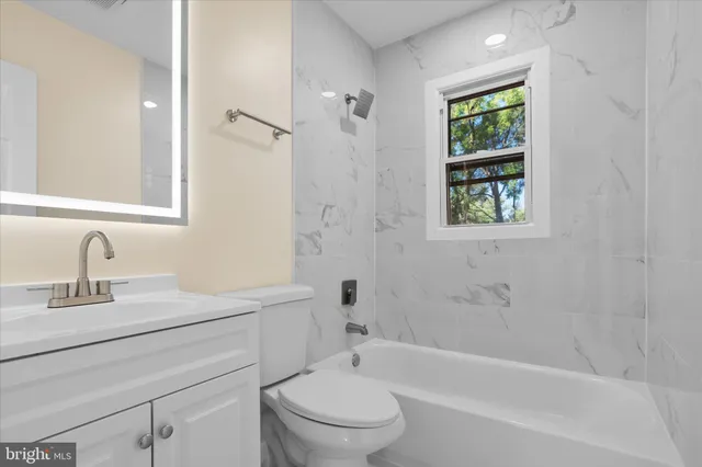 $487,500 | 14220 Fallbrook Lane, Woodbridge, VA 22193