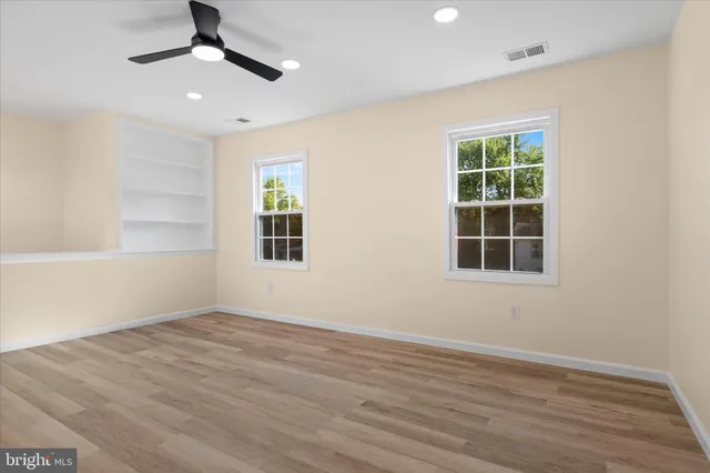 $487,500 | 14220 Fallbrook Lane, Woodbridge, VA 22193