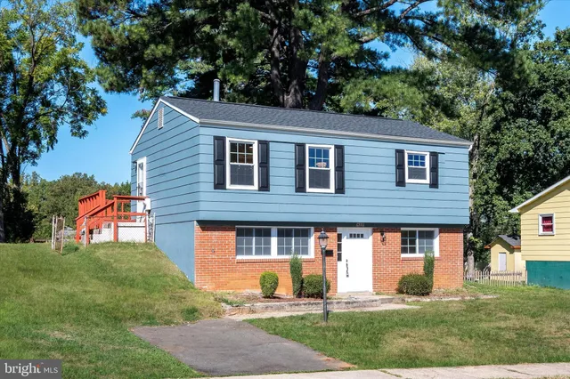 $487,500 | 14220 Fallbrook Lane, Woodbridge, VA 22193