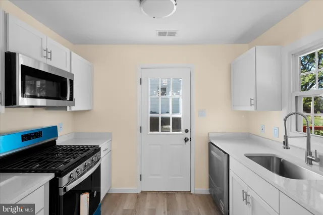 $487,500 | 14220 Fallbrook Lane, Woodbridge, VA 22193