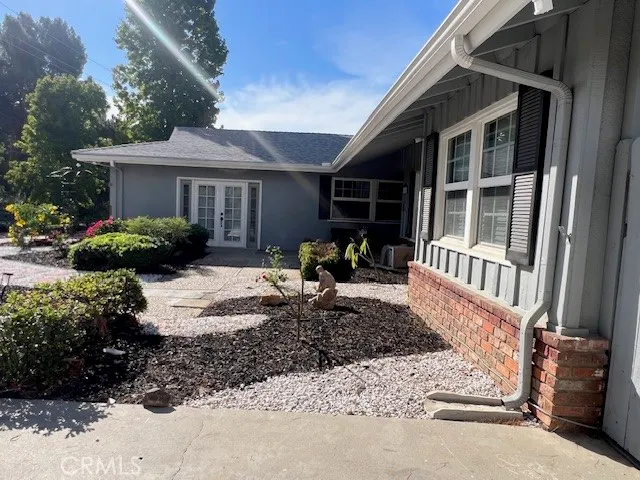 a view of a house with backyard and sitting area