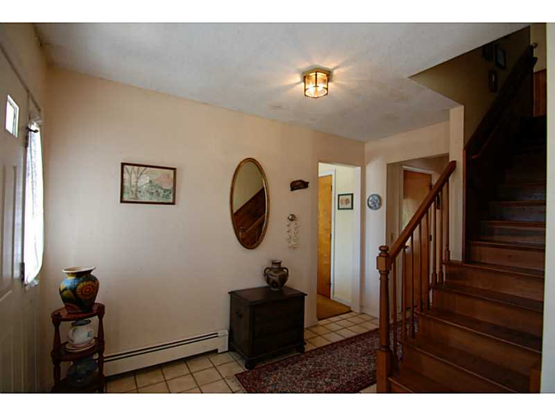 390 Shore Road Westerly, RI 02891 - Photo 4 of 20 Entry.