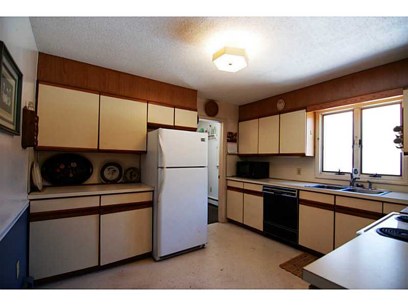 390 Shore Road Westerly, RI 02891 - Photo 9 of 20 Kitchen.