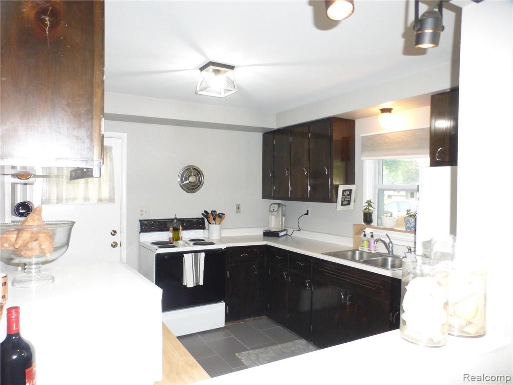 3460 Watkins Lake Road Waterford, MI 48328 - Photo 8 of 27