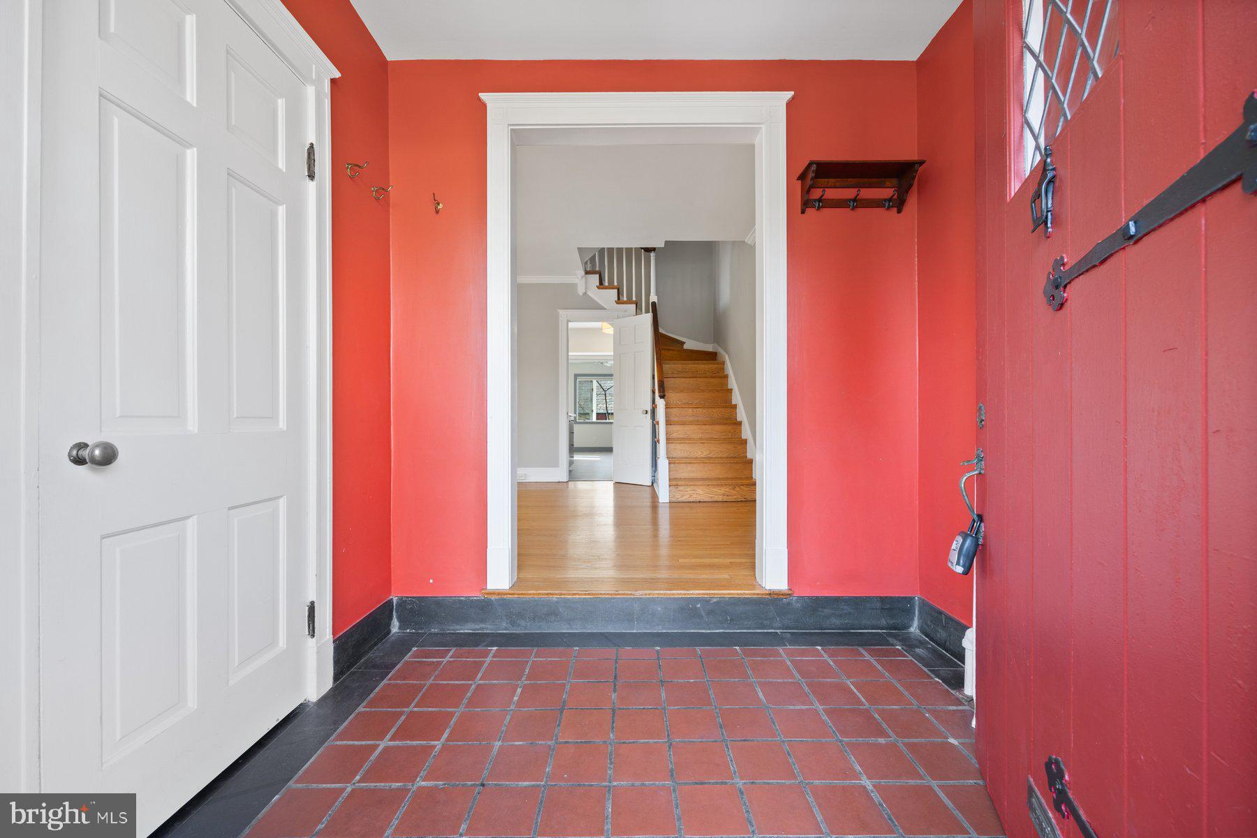 402 Woodlawn Road Baltimore, MD 21210 - Photo 3 of 44 Foyer Entrance