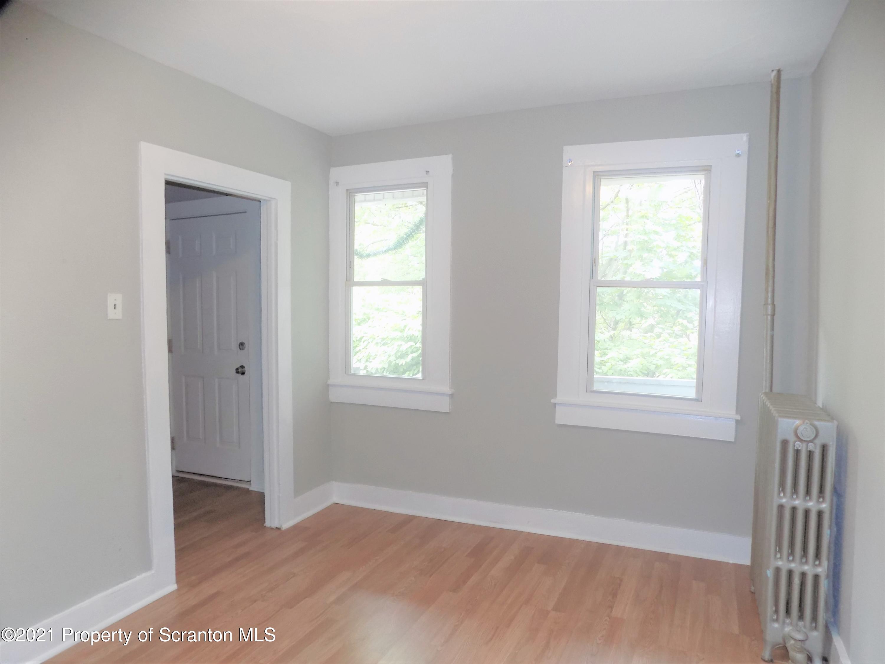 344 Maple Street Scranton, PA 18505 - Photo 5 of 13 Living Room