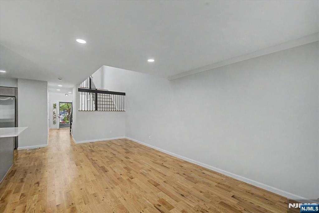 599 Apache Court Mahwah, NJ 07430 - Photo 5 of 25