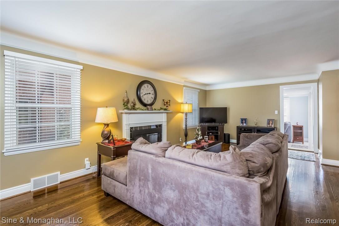 1595 Fairholme Road Grosse Pointe, MI 48236 - Photo 9 of 44 009-Living_Room-3435604-medium.jpg