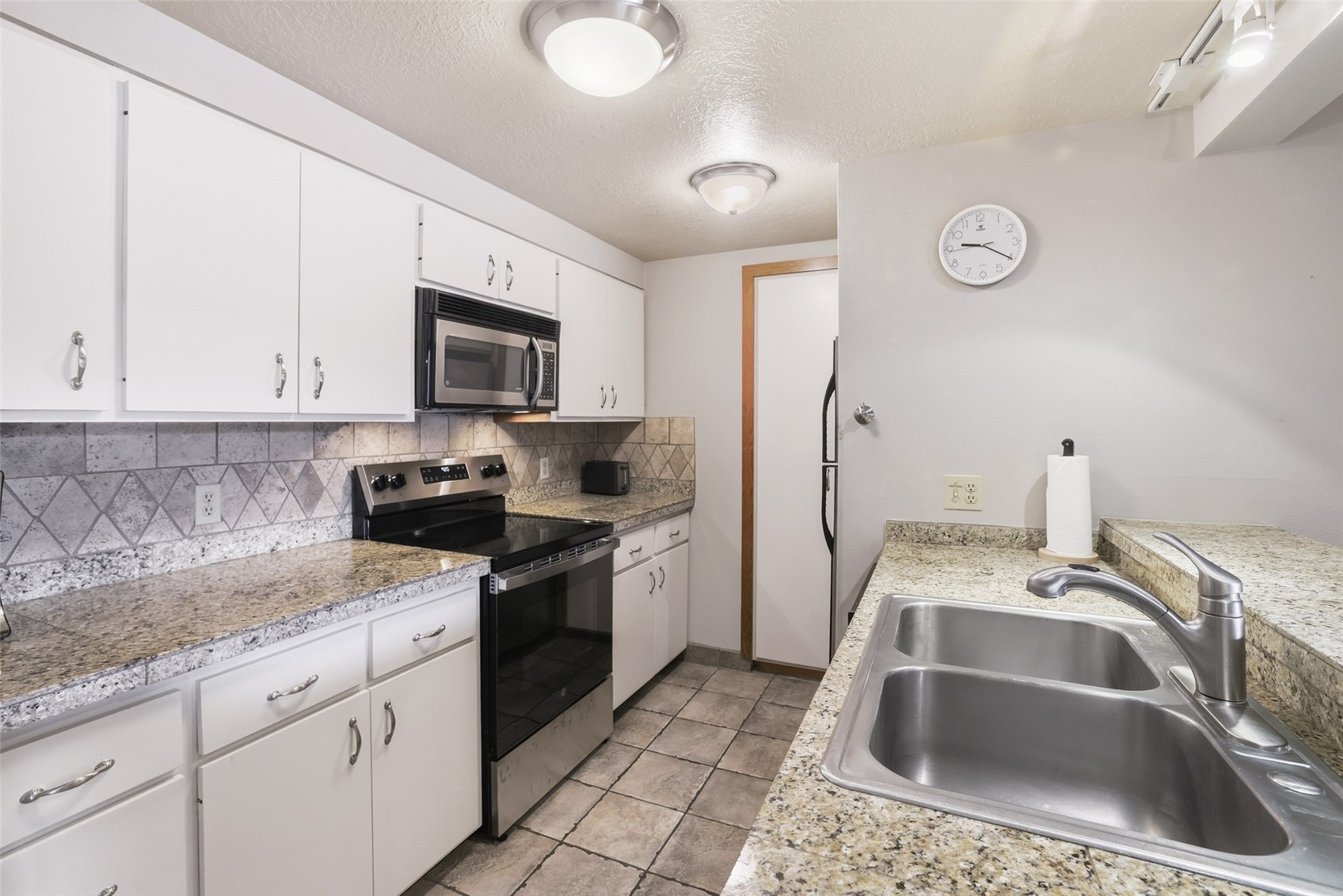 21700 Highway 6, Unit 2015 Keystone, CO 80435 - Photo 23 of 50 a kitchen that has a sink and a stove top oven