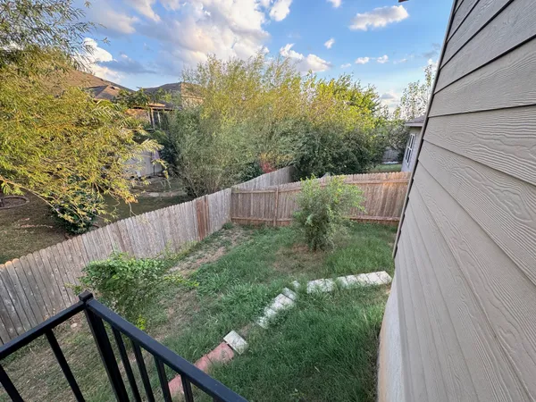 a view of a backyard