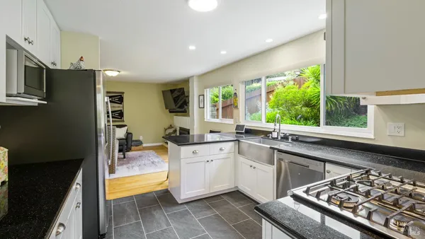$1,200,000 | 400 Smith Court, Petaluma, CA 94952