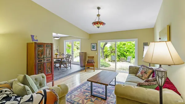 $1,200,000 | 400 Smith Court, Petaluma, CA 94952