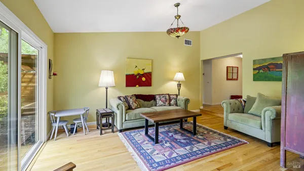 $1,200,000 | 400 Smith Court, Petaluma, CA 94952
