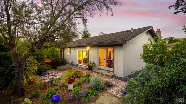 $1,200,000 | 400 Smith Court, Petaluma, CA 94952