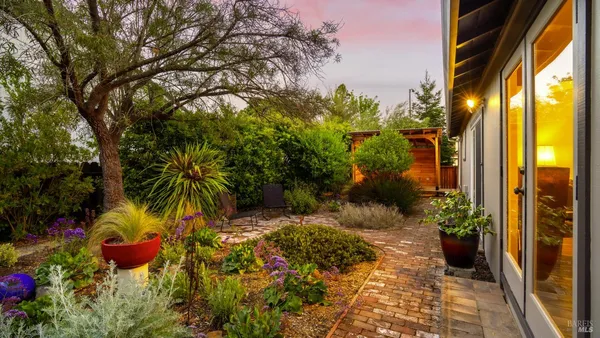 $1,200,000 | 400 Smith Court, Petaluma, CA 94952