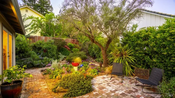 $1,200,000 | 400 Smith Court, Petaluma, CA 94952