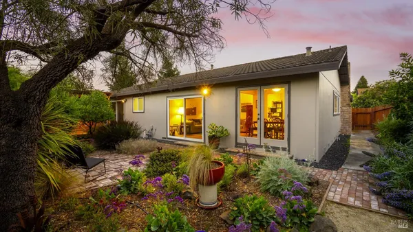 $1,200,000 | 400 Smith Court, Petaluma, CA 94952