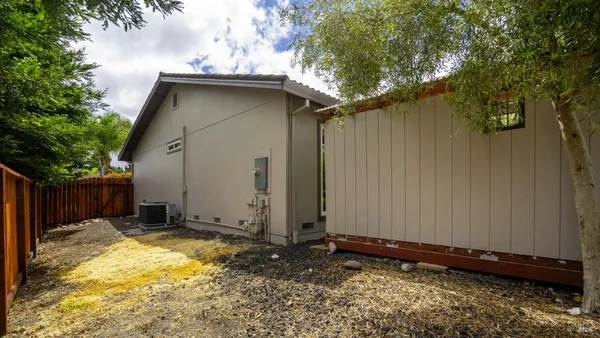 $1,200,000 | 400 Smith Court, Petaluma, CA 94952