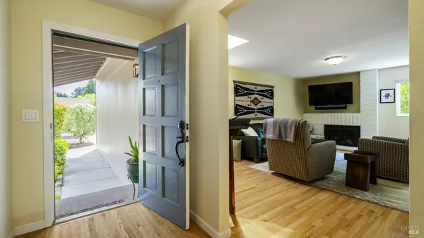$1,200,000 | 400 Smith Court, Petaluma, CA 94952