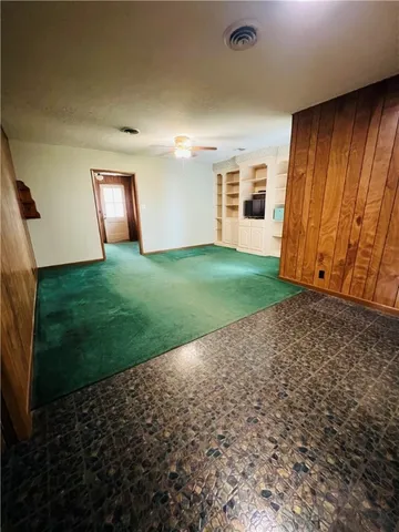 a view of a house with backyard