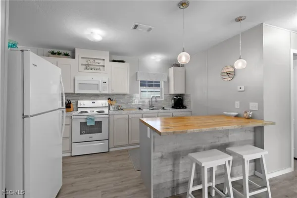 $2,300 | 1747 Beverly Drive, Naples, FL 34114