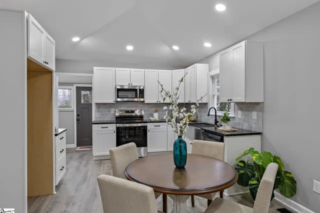 $284,900 | 9 Brooks Avenue, Greenville, SC 29617