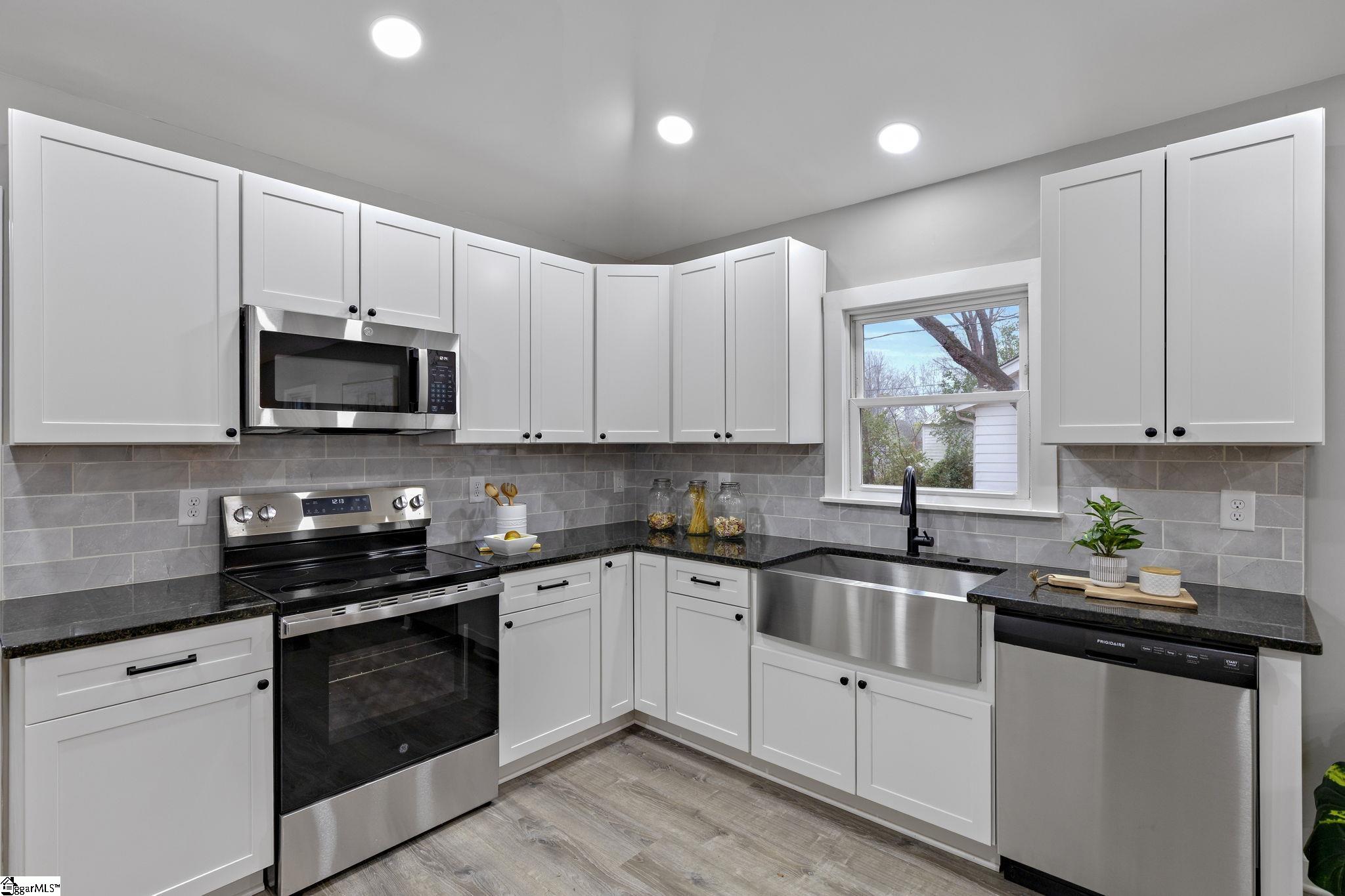 9 Brooks Avenue Greenville, SC 29617 - Photo 5 of 31