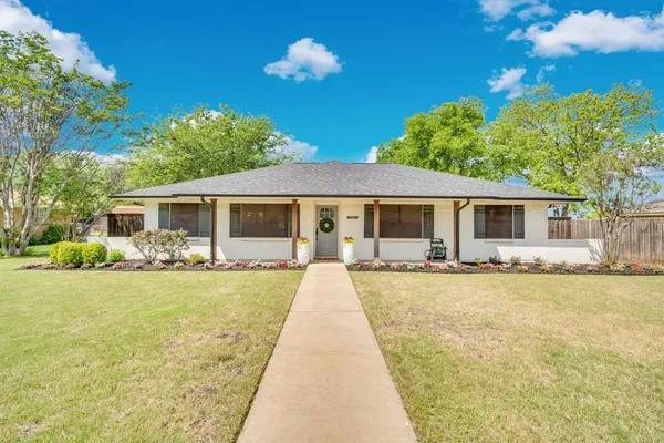 $399,000 | 106 Hillcrest Drive, Midlothian, TX 76065