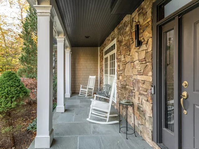 a view of an entryway with livingroom